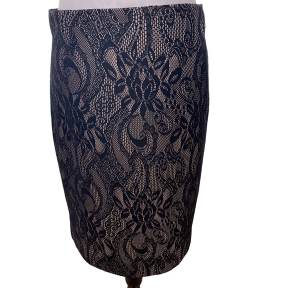 Ann Taylor Black lace overlay skirt Size 8 - Picture 4 of 6